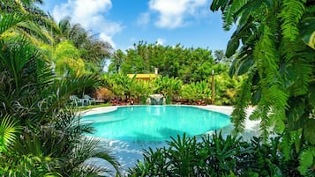 Piscina externa, funciona das 8h às 18h, guarda-sóis, espreguiçadeiras