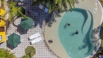 Piscine extérieure, parasols de plage, chaises longues