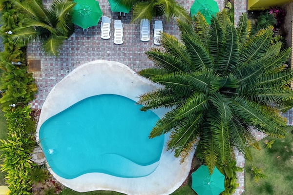 Außenpool, geöffnet von 08:00 Uhr bis 18:00 Uhr, Sonnenschirme