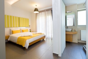 4 bedrooms, in-room safe, desk, iron/ironing board - Villa Meliti, 400 meters from the sandy beach of Kalamaki, 5 km from Chania town (chania)