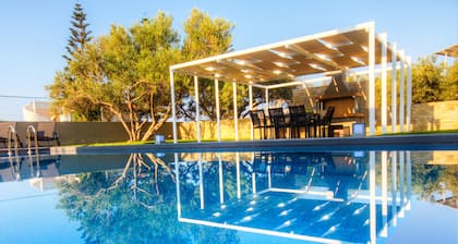 Die Villa Meliti liegt 300 m vom Sandstrand von Kalamaki und 5 km von der Stadt Chania entfernt