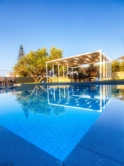 Villa Meliti, 400 meters from the sandy beach of Kalamaki, 5 km from Chania town