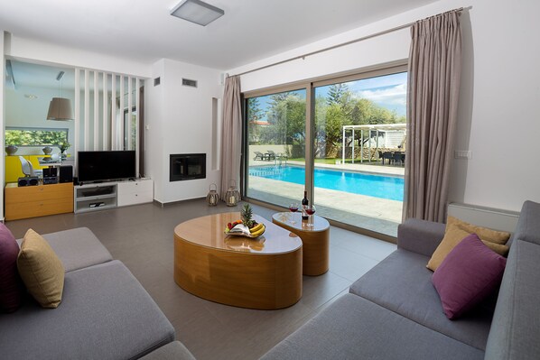 Smart TV, fireplace, Netflix, DVD player - Villa Meliti, 400 meters from the sandy beach of Kalamaki, 5 km from Chania town (chania)