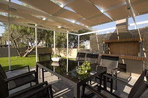 Outdoor dining - Villa Meliti, 400 meters from the sandy beach of Kalamaki, 5 km from Chania town (chania)