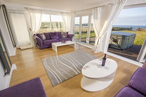 Smart TV, fireplace, DVD player, stereo - Luxury Villa Cottage with Hot Tub Jacuzzi and stunning uninterrupted sea views! (CEMAES BAY)