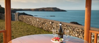 Cottage Villa de luxe avec jacuzzi Jacuzzi et une vue imprenable sur la mer ininterrompue!