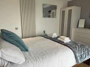 5 habitaciones, escritorio y tabla de planchar con plancha 