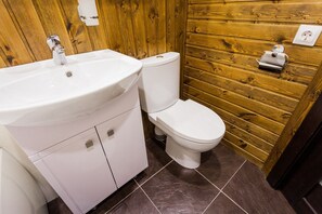 Departamento | Baño | Tina con regadera, amenidades de baño gratuitas, secadora de cabello 