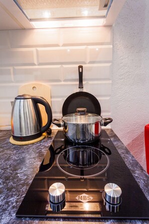 Departamento | Cocineta privada | Refrigerador, microondas, parrilla de estufa y tetera eléctrica 