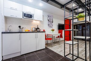 Departamento | Cocineta privada | Refrigerador, microondas, parrilla de estufa y tetera eléctrica 