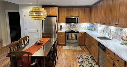 3 Bed/Bath Updated Condo 50 Steps to Main Lift w/30-Foot Balcony Facing Ski Runs