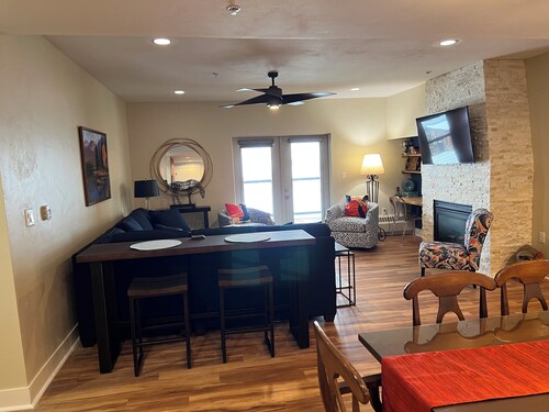 3 Bed/Bath Updated Condo 50 Steps to Main Lift w/30-Foot Balcony Facing Ski Runs