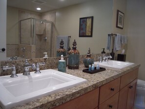 Combined shower/bathtub, hair dryer, bidet, towels - 3 Bed/Bath Updated Condo 50 Steps to Main Lift w/30-Foot Balcony Facing Ski Runs (Granby)