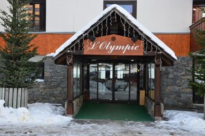 Entrada de un hotel con un cartel que dice "L'Olympic".