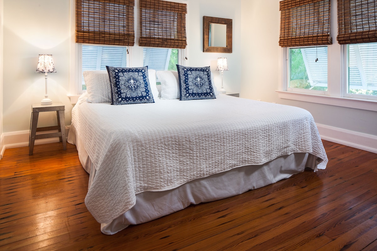 Photo 17 of Royal Palm Cottage - Walk to Beach and Fifth Ave