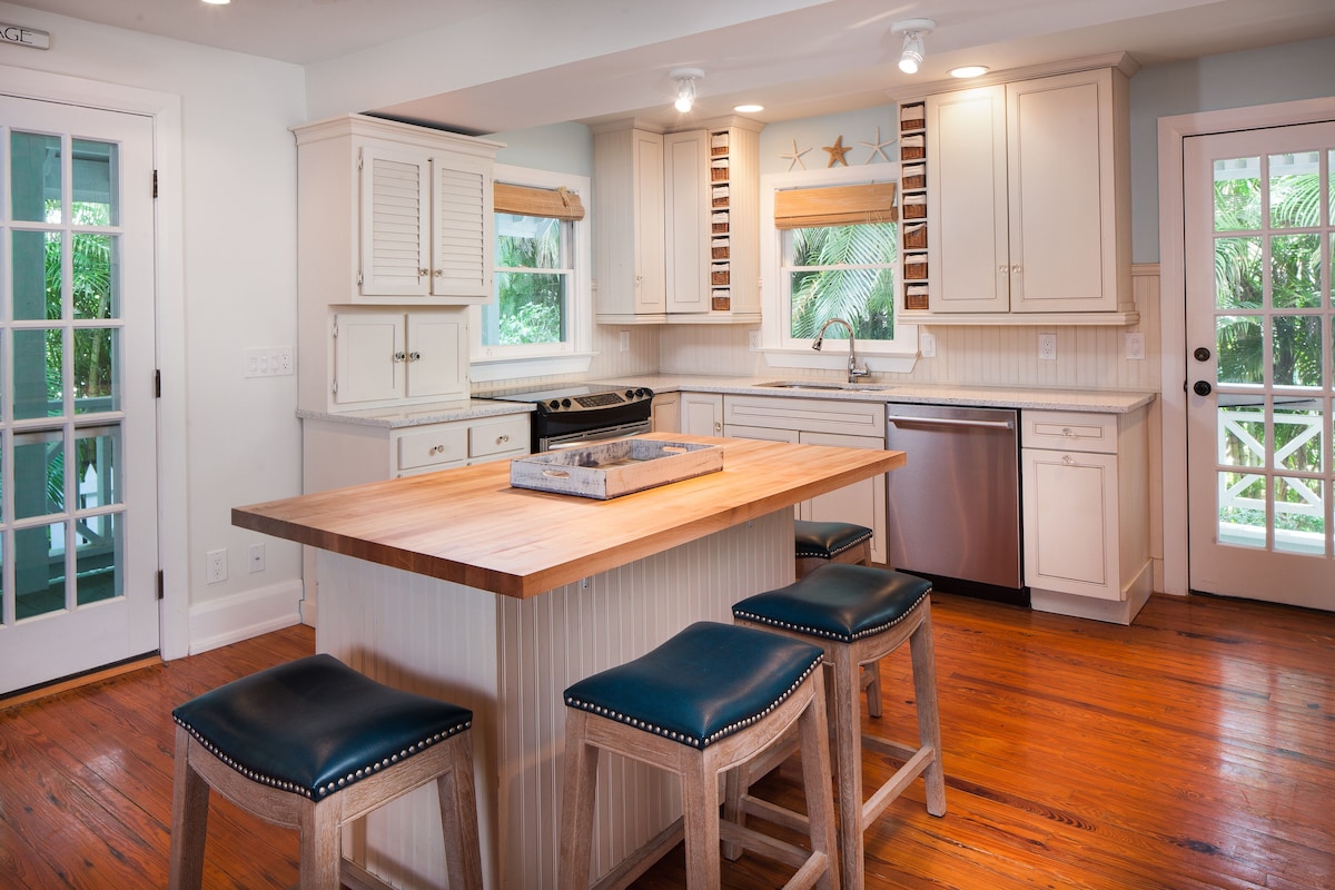 Photo 3 of Royal Palm Cottage - Walk to Beach and Fifth Ave