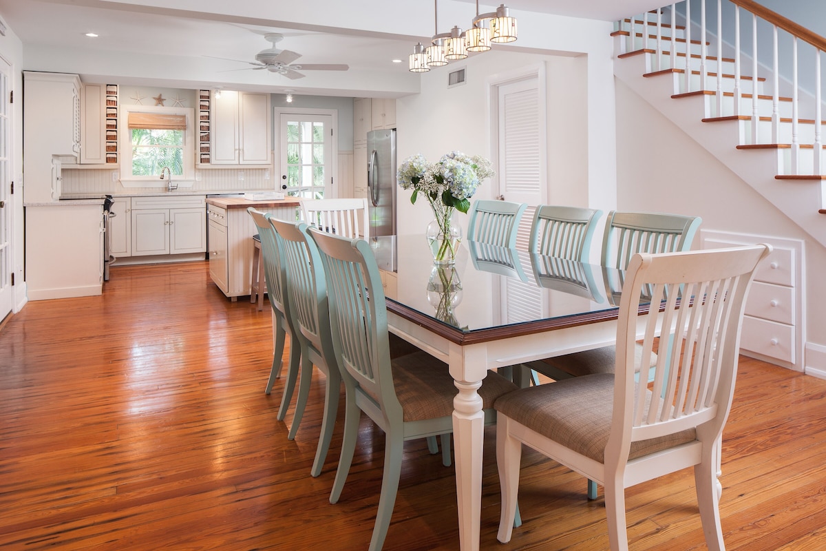 Photo 2 of Royal Palm Cottage - Walk to Beach and Fifth Ave
