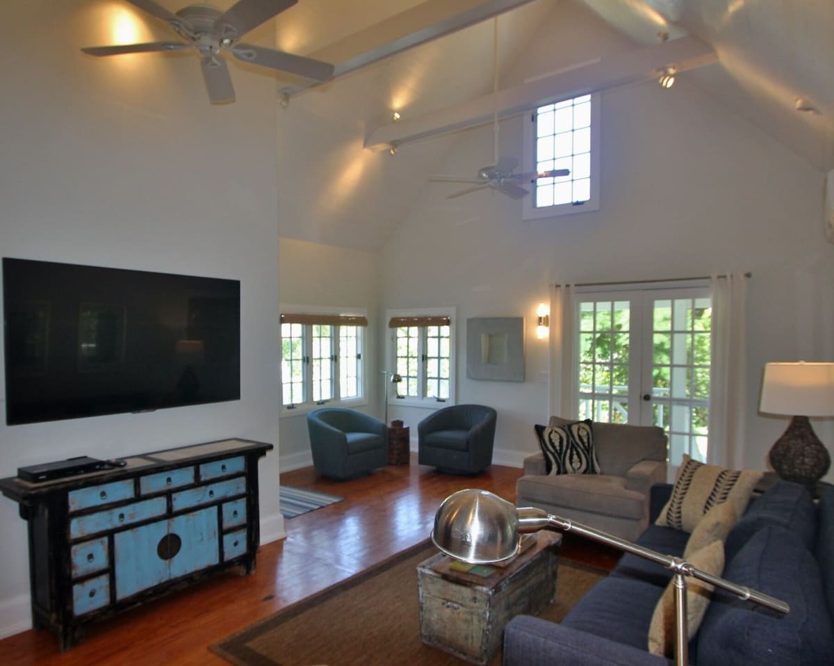Photo 6 of Royal Palm Cottage - Walk to Beach and Fifth Ave