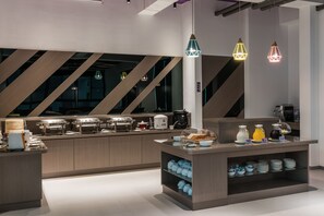 Free daily buffet breakfast - High Cloud International Business Hotel (Tainan)