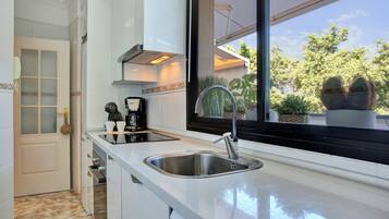 Een koelkast, een microgolfoven, een oven, een kookplaat