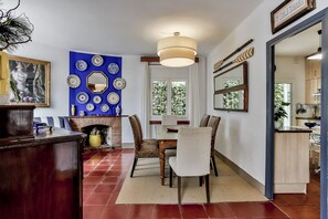 5 chambres, coffre-fort, bureau, fer et planche à repasser