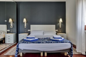 5 chambres, coffre-fort, bureau, fer et planche à repasser