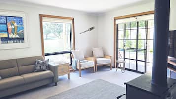 Smart TV, fireplace, DVD player, toys
