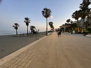 Chaises longues, serviettes de plage