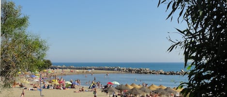 Chaises longues, serviettes de plage