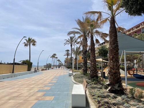 Sea View parking. pool. multi language TV. SKY / BT  Walk to Beach/Old Town/Port