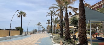 Sea View parking. pool. multi language TV. SKY / BT Walk to Beach/Old Town/Port