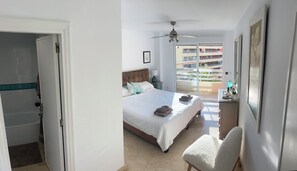 4 quartos, ferros/tábuas de passar roupa, berço de viagem