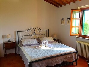 4 quartos, ferros/tábuas de passar roupa, berço de viagem