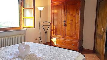 4 bedrooms, iron/ironing board, travel cot, free WiFi