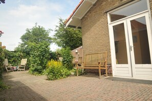 Terrace/patio - Comfortable vacation apartment, 3 km from the sea (Koudekerke)