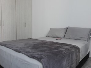 3 habitaciones, tabla de planchar con plancha y ropa de cama