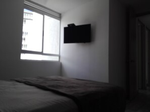 3 habitaciones, tabla de planchar con plancha y ropa de cama