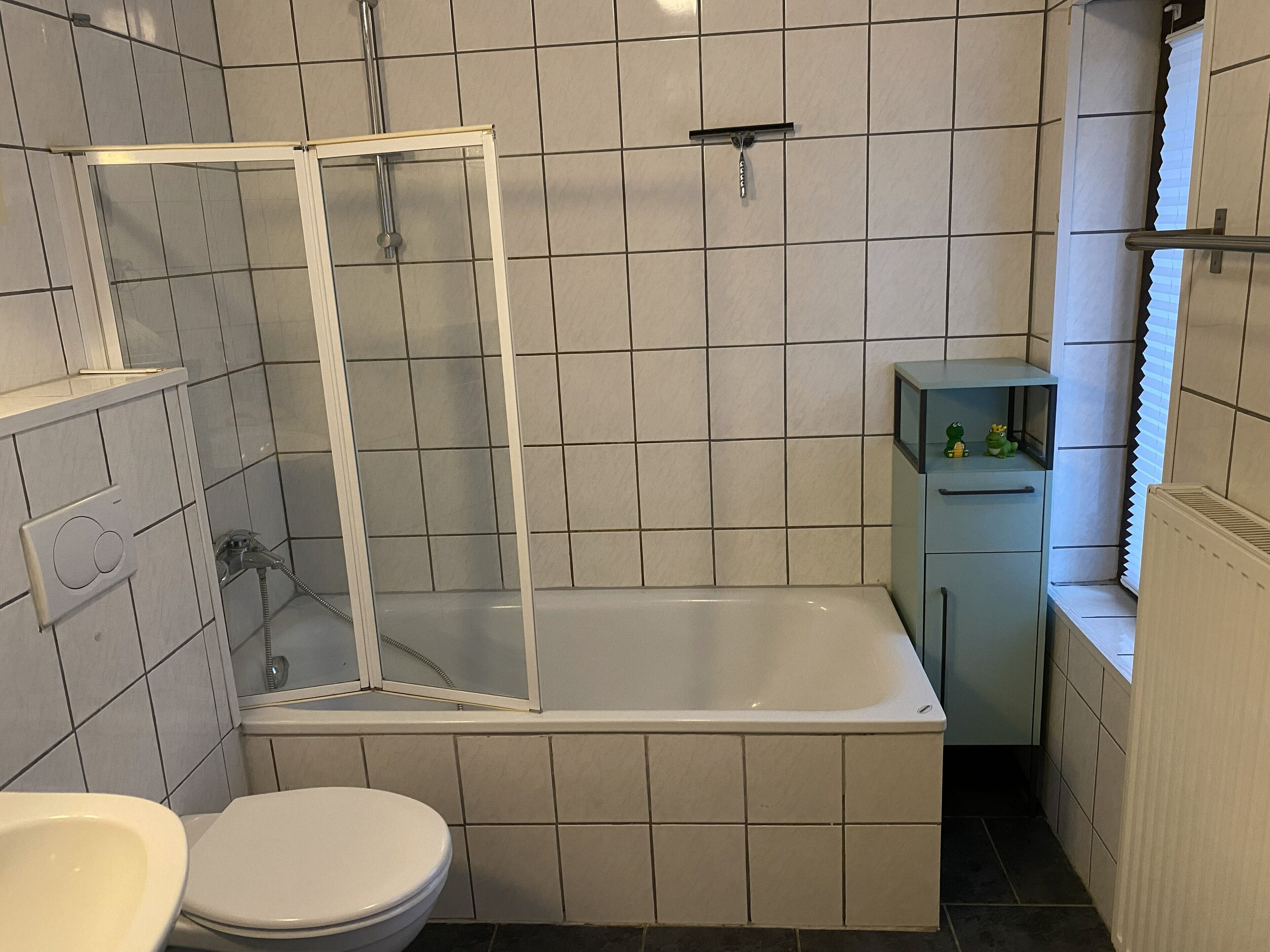 Badewanne, Haartrockner, Handtücher, Seife