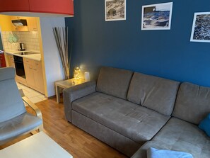 TV, DVD player, books, stereo