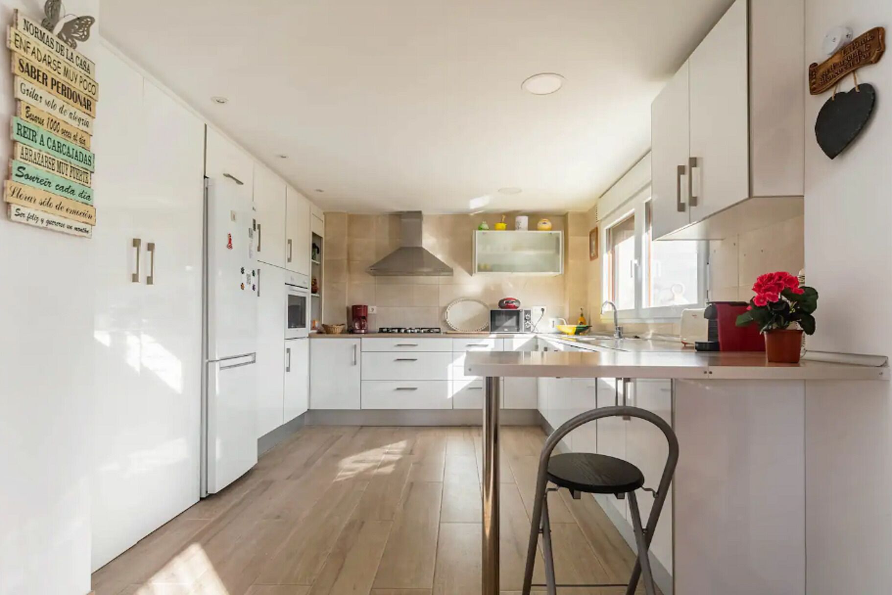 Frigorífico, microondas, horno y placa de cocina