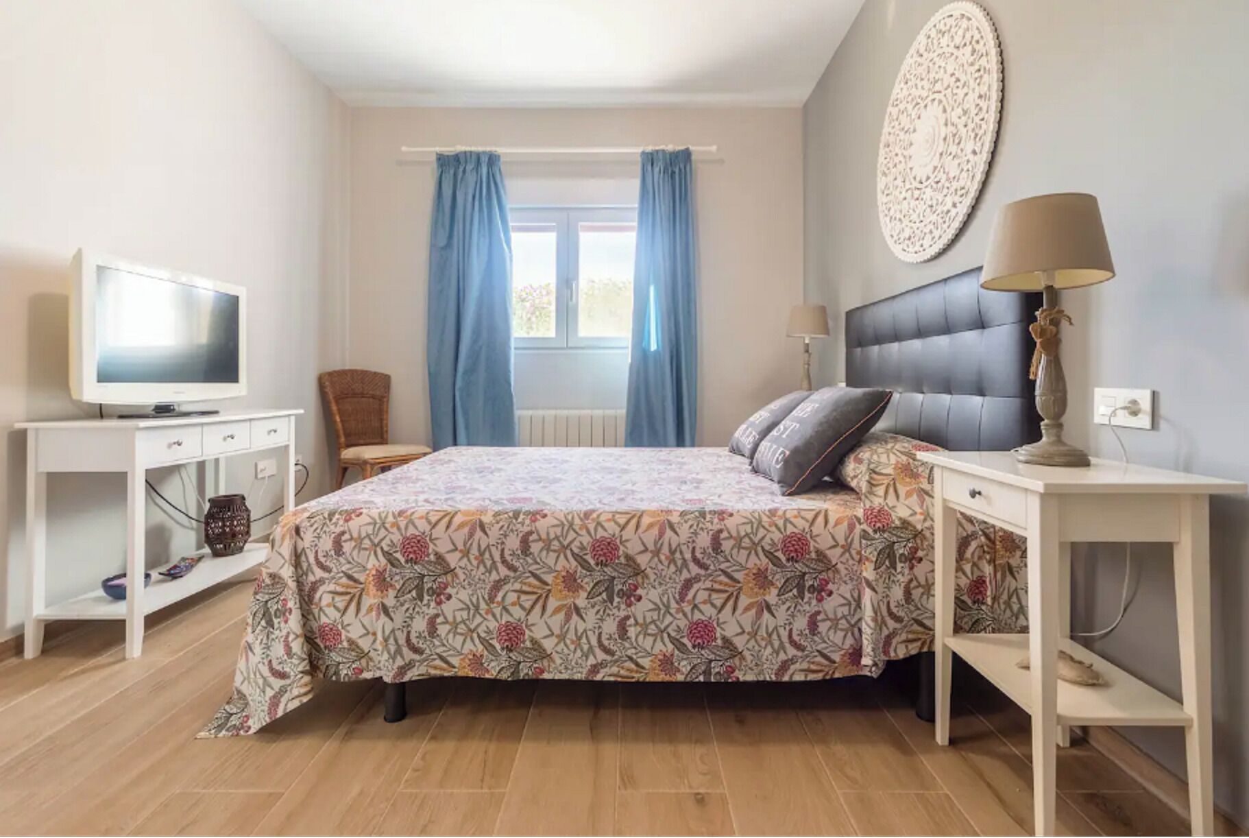 3 slaapkamers, een bureau, een strijkplank/strijkijzer, reisbedje