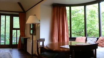 1 chambre, fer et planche Ă repasser, Wi-Fi gratuit, draps fournis