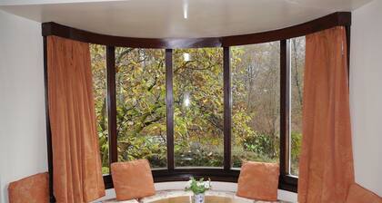 Cabaña recientemente renovada en hermosos jardines arbolados
