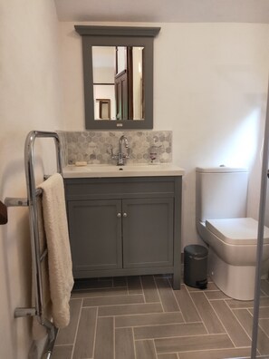 Shower, hair dryer, towels, soap - Cottage In Beautiful Woodland Gardens (Ambleside)