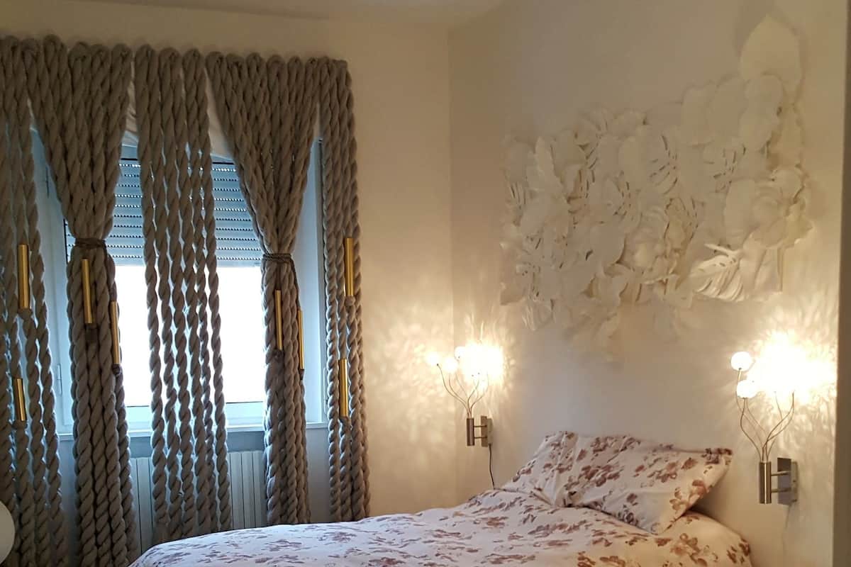 Comfort driepersoonskamer, uitzicht op de stad | Een minibar, verduisterende gordijnen, geluiddichte muren, gratis wifi