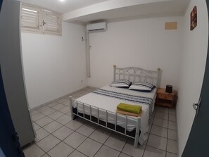 2 habitaciones, tabla de planchar con plancha, wifi y ropa de cama 