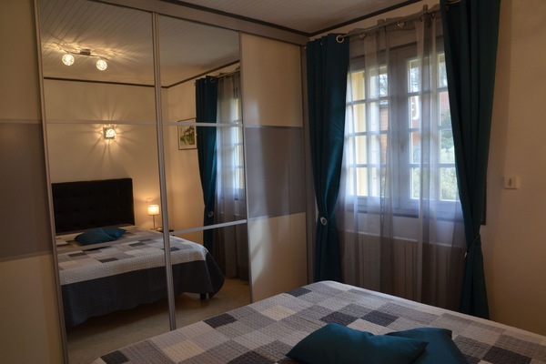 Chambre avec grand placard mural(penderie,étagères,tiroirs)