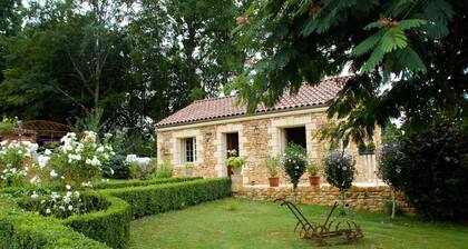  CALME et REPOS : GITE 2 Pers,PISCINE, proche SARLAT ,DORDOGNE PERIGORD NOIR.