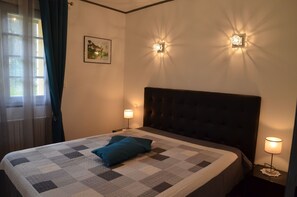 1 habitación, tabla de planchar con plancha y cuna de viaje 