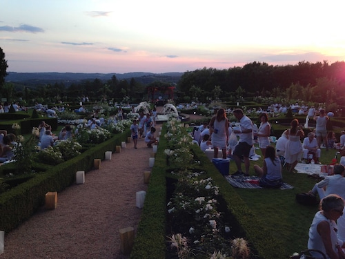 QUIET AND RESTFUL: GITE 2 Pers, SWIMMING POOL, near SARLAT, DORDOGNE PERIGORD NOIR.